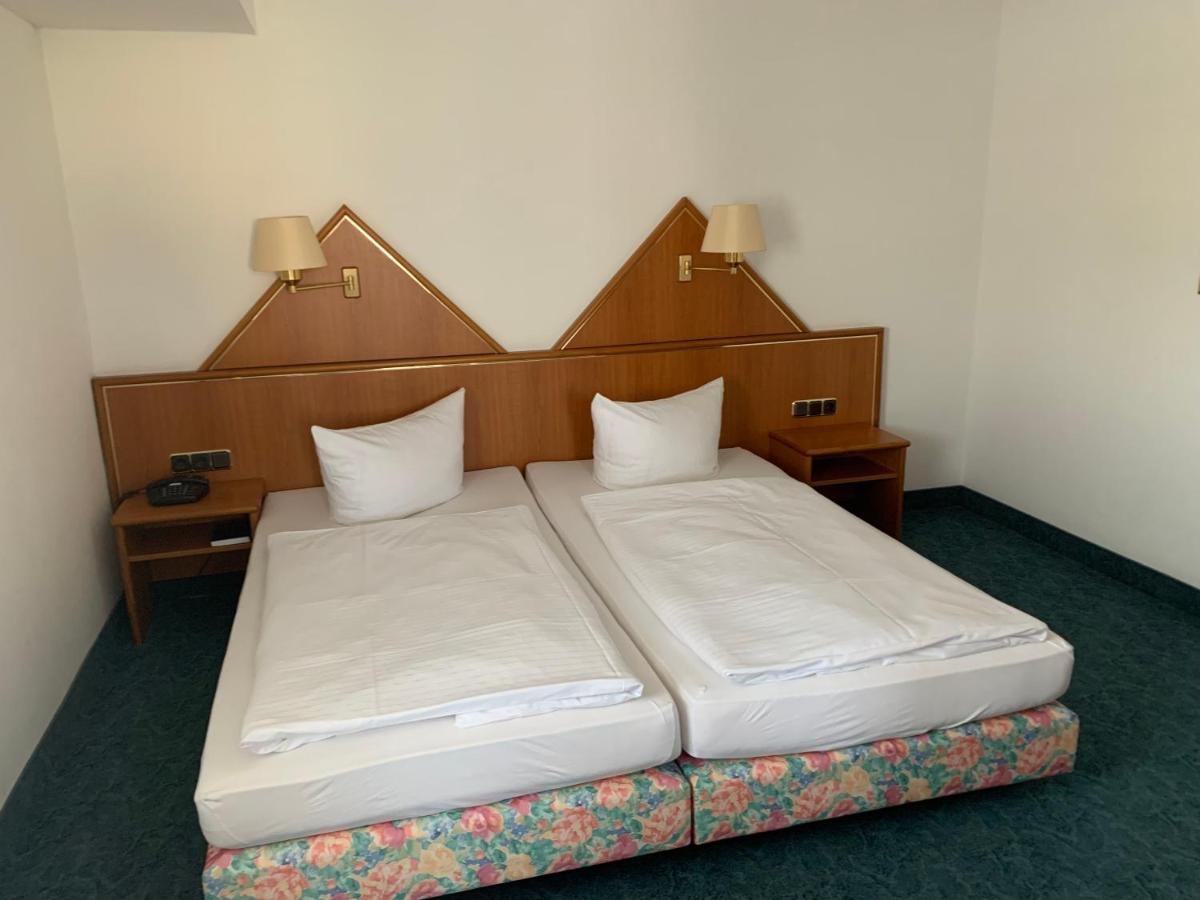 Hotel Garni Eschenbach Хильдбургхаузен Экстерьер фото