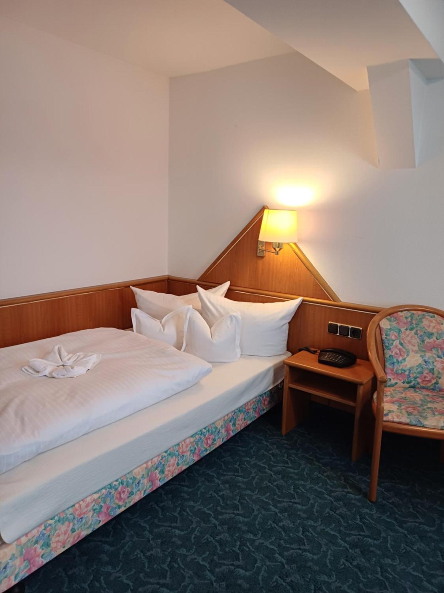 Hotel Garni Eschenbach Хильдбургхаузен Экстерьер фото